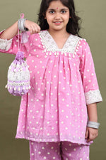 Load image into Gallery viewer, Gulnoor Dual-Tone Mul Chanderi Kurta Set with Potli