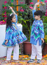 Load image into Gallery viewer, Girls Blue Ikkat Print Cotton Kurta Set - CuddlesClothing