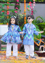Load image into Gallery viewer, Boys Blue Ikkat Print Cotton Kurta with White Pajama - CuddlesClothing