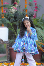Load image into Gallery viewer, Girls Blue Ikkat Print Cotton Kurta Set - CuddlesClothing