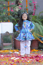 Load image into Gallery viewer, Girls Blue Ikkat Print Cotton Kurta Set - CuddlesClothing
