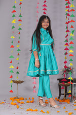 Load image into Gallery viewer, Girls Blue Cotton Silk Block Print Kurta Set - CuddlesClothing