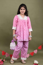 Load image into Gallery viewer, Gulnoor Dual-Tone Mul Chanderi Kurta Set with Potli