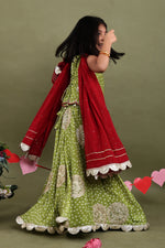 Load image into Gallery viewer, Abeer Green Bandhani Lehenga Set with Potli